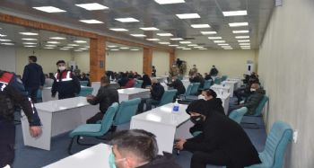 Kepçeyle duvarı yıkılarak girilen binada 89 kişi kumar oynarken yakalandı