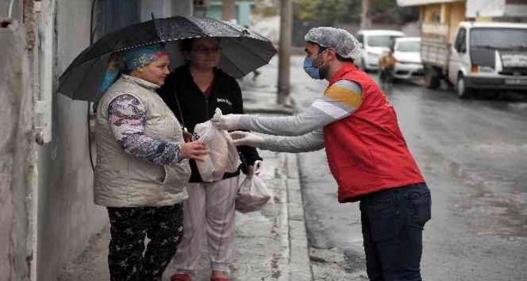 Mersin'de ihtiyaç sahibi vatandaşlara ücretsiz ekmek dağıtılıyor