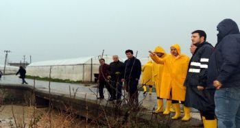 Akdeniz'de yağmur sonrası bozulan yol, köprü ve sokaklar yenileniyor