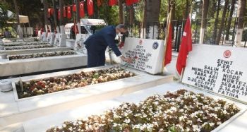 Mersin şehitliğinde hüzünlü bayramlaşma