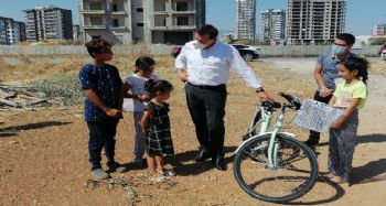 Başkan Özyiğit sözünü tuttu, Esmanur bisikletine kavuştu