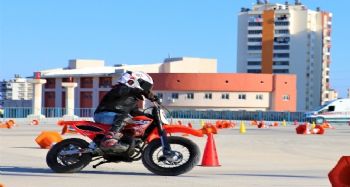 Toroslar Belediyesi, ilçenin dört bir yanında yaz spor kursları açtı