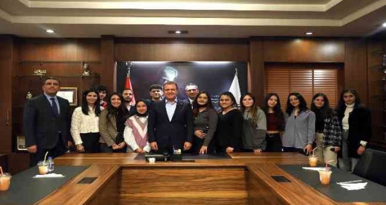Başkan Seçer'den öğrencilere tavsiye: "Sosyal olun. İnsan tek başına yaşayamaz"