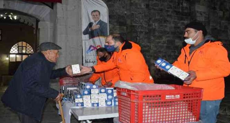 Büyükşehir Belediyesi, Miraç Kandilinde 15 bin adet kandil simidi dağıttı