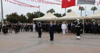 29 Ekim Cumhuriyet Bayramı kutlamaları çelenk sunumuyla başladı