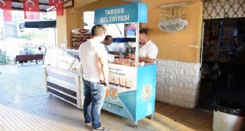 Tarsus Belediyesi'nden tren garında vatandaşlara çay ve kahve ikramı