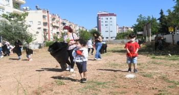Mersin'de gönüllüler çevre temizliği yaptı