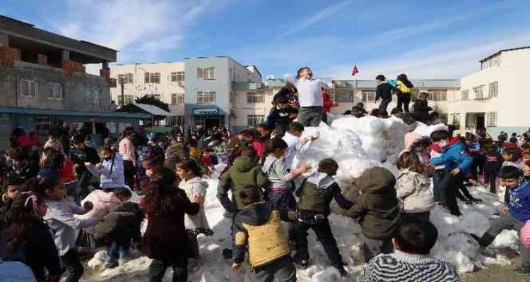 Akdeniz Belediyesinden öğrencileri kar sürprizi