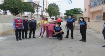 Mersin polisi lösemili çocukları mutlu etti