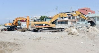 Karaduvar’da plaj düzenleme çalışmaları yapılıyor