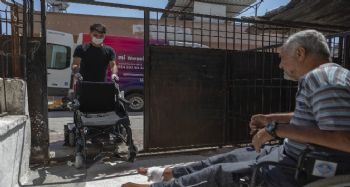 Mersin'de engellilere akülü sandalye desteği
