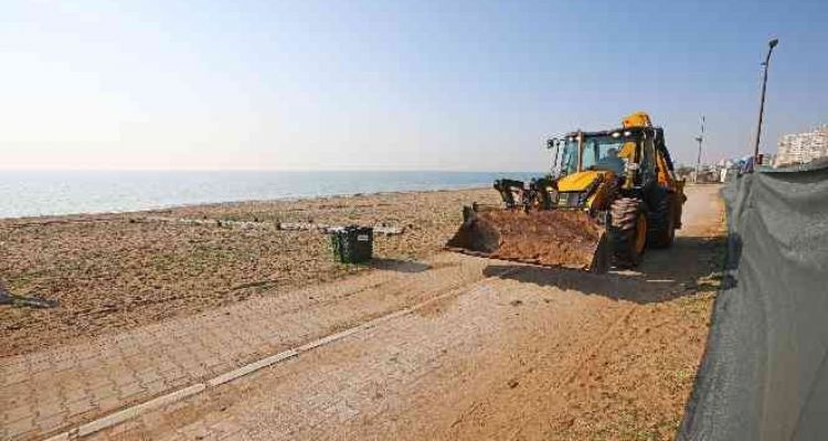 Mezitli'de sahil ve parklara yaz bakımı