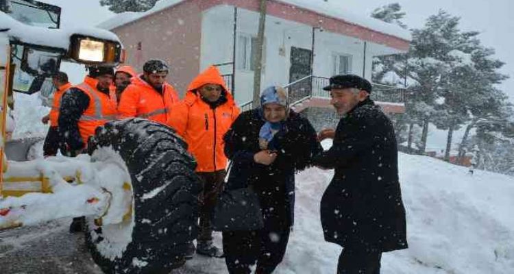 Mersin'de kar nedeniyle 4 gündür evde mahsur kalan yaşlı çift kurtarıldı