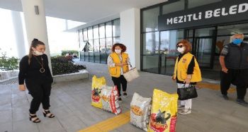 ‘Bugün de bizden’ diyerek mama bağışında bulundular