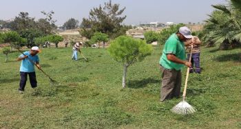 Toroslar'da park ve yeşil alanlar bakımdan geçiriliyor