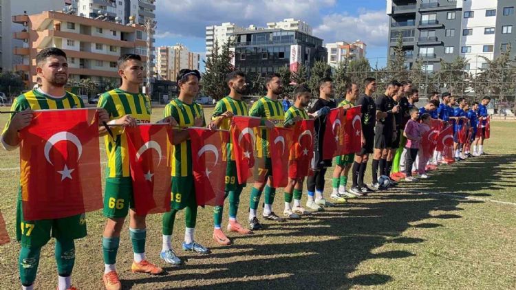 Mersin’de takımlar sahaya Türk bayraklarıyla çıkarak şehitleri andı