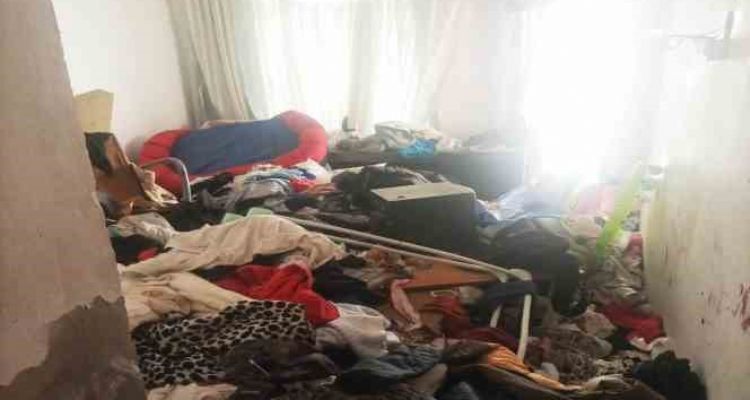 Mersin'de apartman dairesinden 3 kamyon çöp çıkarıldı