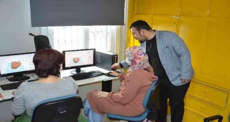 Çocuklar robot tasarlıyor, anneleri 3 boyutlu tasarım dersi alıyor