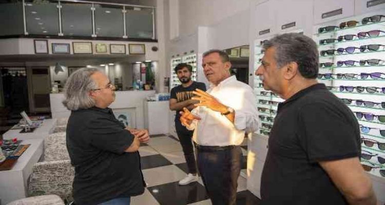 Seçer, İstiklal Caddesi esnafıyla buluştu