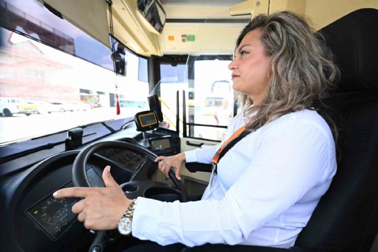 Mersin’de 2 çocuk annesi ücretsiz kursla otobüs şoförü oldu