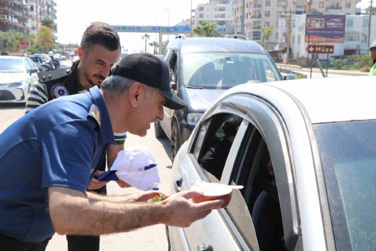 Mersin’de yoğurt ve çilek ikramlı trafik uygulaması