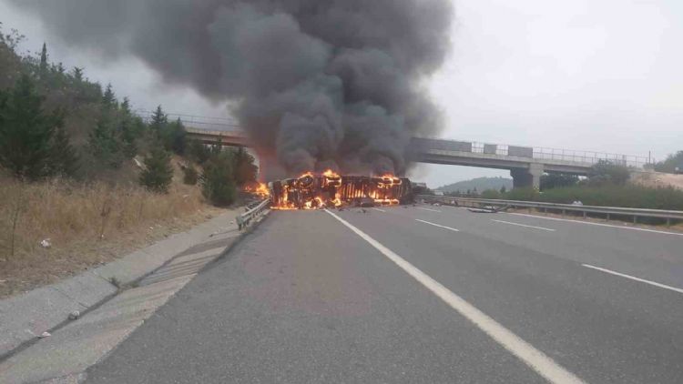 Tarsus’ta kaza yapan elyaf yüklü tır alev alev yandı