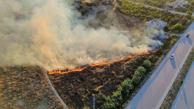 Mersin’de çıkan yangın evlere ve ormana ulaşmadan söndürüldü