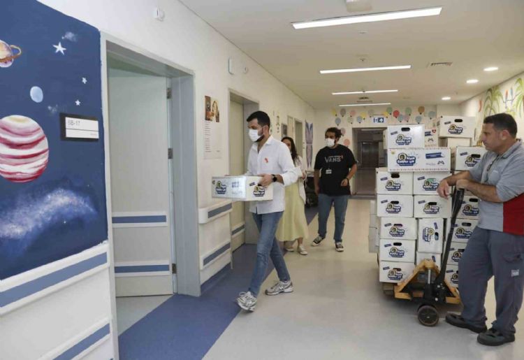 Mersin’de lösemili çocuklara moral veren hediye kutuları dağıtıldı