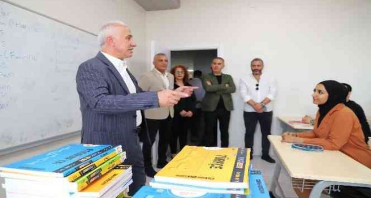 Başkan Gültak, üniversiteye hazırlanan öğrencilere kaynak kitaplar hediye etti