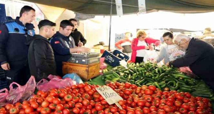 Mersin'de pazarcı esnafı denetleniyor