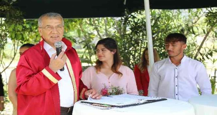Başkan Tarhan, toplu nikah töreninde 11 çiftin nikahını kıydı
