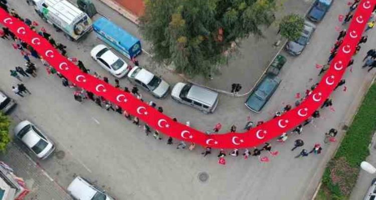 Kadınlar şehitler için bayraklarla yürüdü 10 bin kişi iftarda buluştu