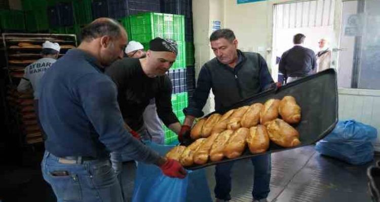 Tarsus'tan deprem bölgesine ekmek sevkiyatı