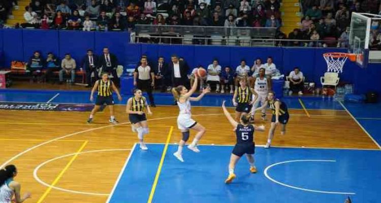 Tarsus Belediyesi Kadın Basketbol Takımı evinde Fenerbahçe'yi yendi