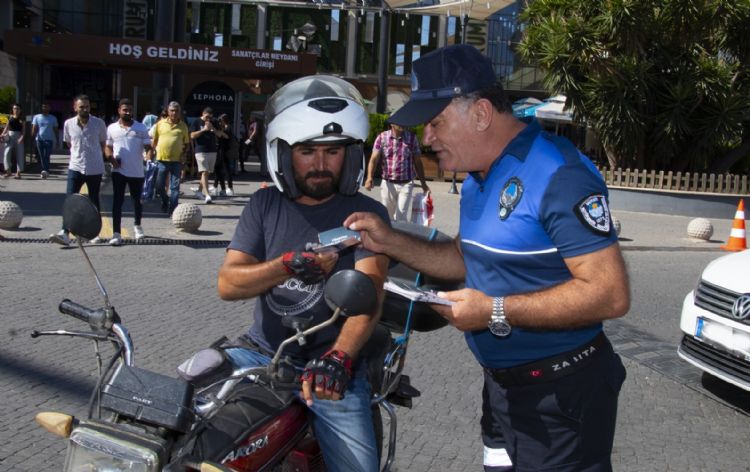 Mersin Büyükşehir Belediyesi ekipleri kent genelinde ‘Tüketici Hakları Rehberi’ dağıttı