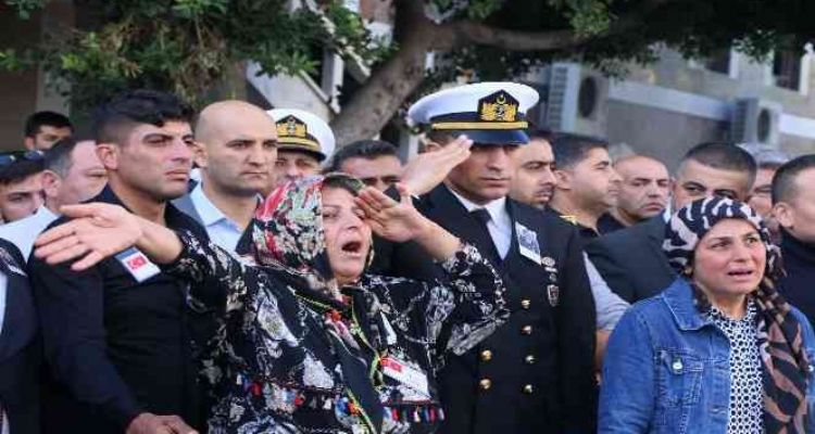 Şehit annesi oğlunu asker selamı ile uğurladı