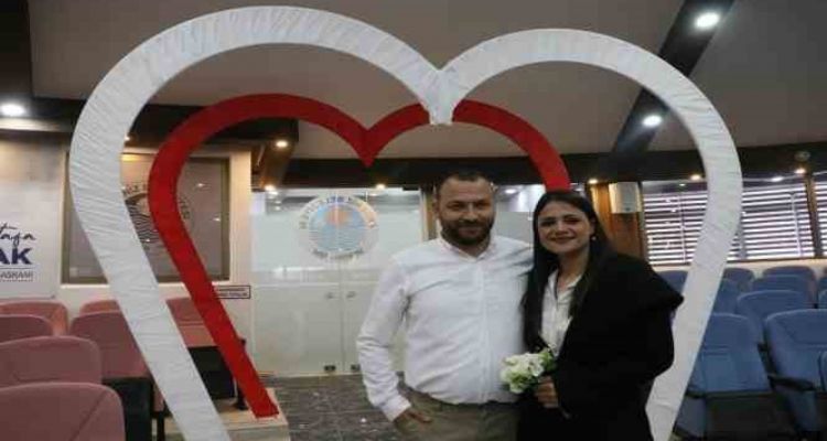 Hatay'da asrın felaketini yaşadılar, Mersin'de dünya evine girdiler