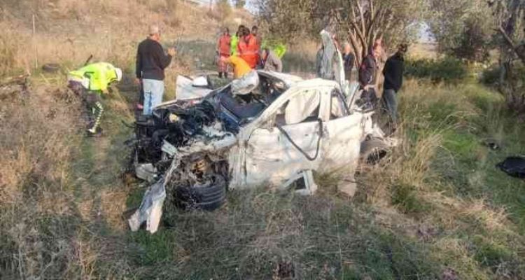 Kaza yapan araç hurdaya döndü, içindekiler yaralı kurtuldu