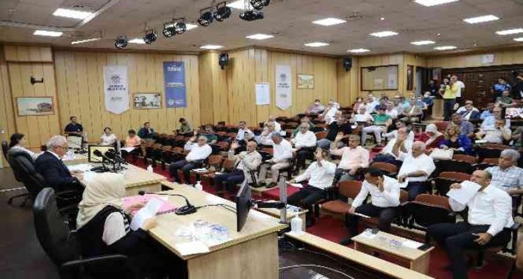 Muhtarlara ve üniversiteyi kazanan öğrencilere destek