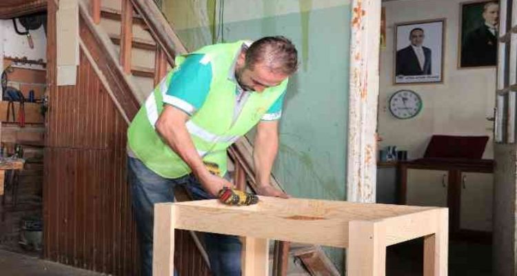 Toroslarda kent mobilyaları belediye atölyesinden