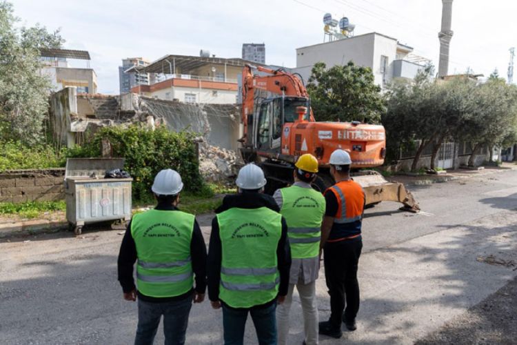 Vatandaş istedi, Yenişehir Belediyesi yıktı