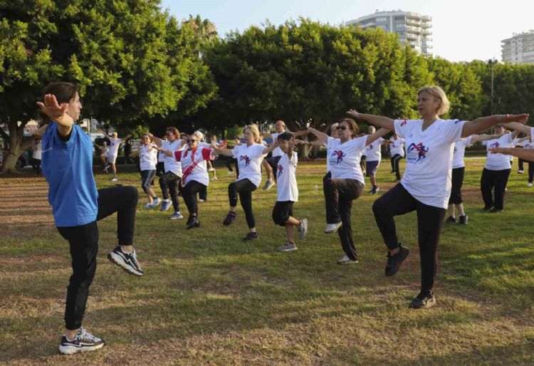 Mersin’de sabah sporları deniz kenarında yoğun ilgiyle devam ediyor
