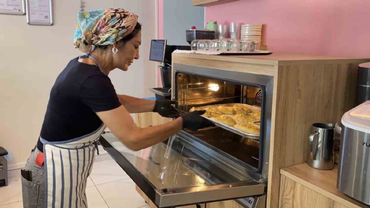 Kadın girişimci 60 yaşında hayalini gerçekleştirdi: Meslek edindirme kursunu bitirdi, kendi iş yerini açtı