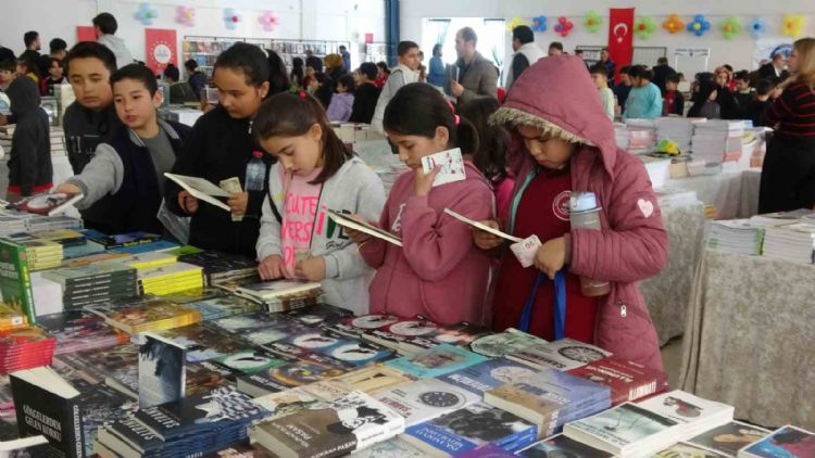 Erdemli’de kitap ve edebiyat günleri başladı
