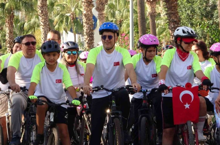 Mersin’de yaşlısından gencine bisiklet tutkunları pedal çevirdi