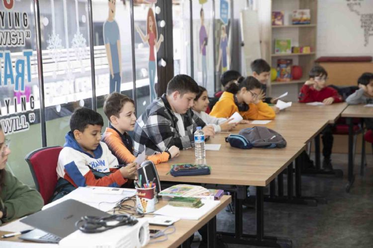 ‘Hello Mersin’ kulübü ile çocuklar İngilizce öğrenmenin tadını çıkarıyor