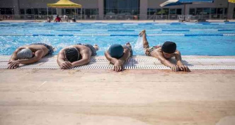 Mersin'de 4 bin kişi yüzmeyi öğrendi