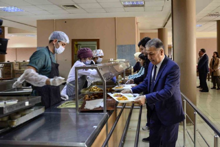 3 çeşit yemek 14 TL: Menüyü bu kez öğrenciler belirledi, rektör de eşlik etti