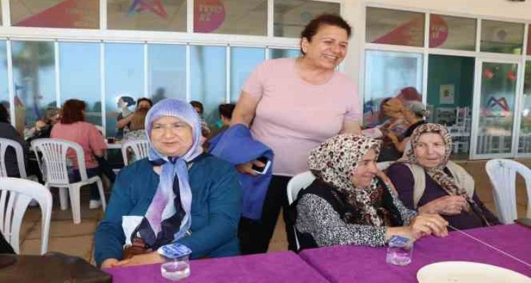 Mersin'de yaş almış vatandaşlar 80'ler etkinliğinde bir araya geldi