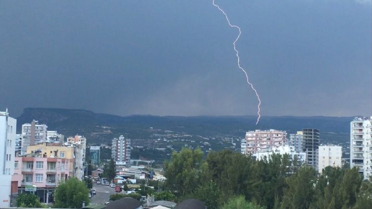 Mersin’in yüksek kesimlerinde yağmur, sahilde yıldırımlar etkili oldu